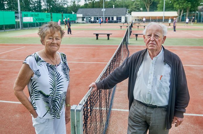 Henk en Nellie van Hooft, hier in de zomer van 2019, stoppen nu echt met hun tennispark in Eerde.