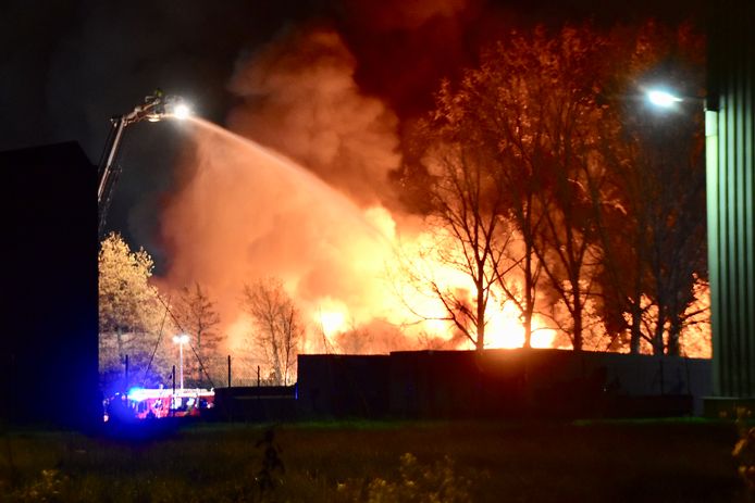 De hevige brand bij het bedrijf Staelens Recup in Ieper ging gepaard met een grote rookontwikkeling.