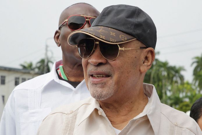 Oud-president Desi Bouterse zadelde zijn opvolger Santokhi in 2020 op met een puinhoop, stellen critici.