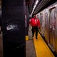 Schouders breed, handen voor hun kruis: zo willen de Guardian Angels de New Yorkse metro veilig houden