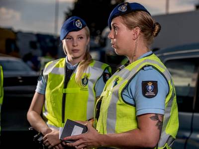Buschauffeur ziet marechaussees op A67 rijden en vraagt hen om hulp: betrappen drie Soedanezen in ba