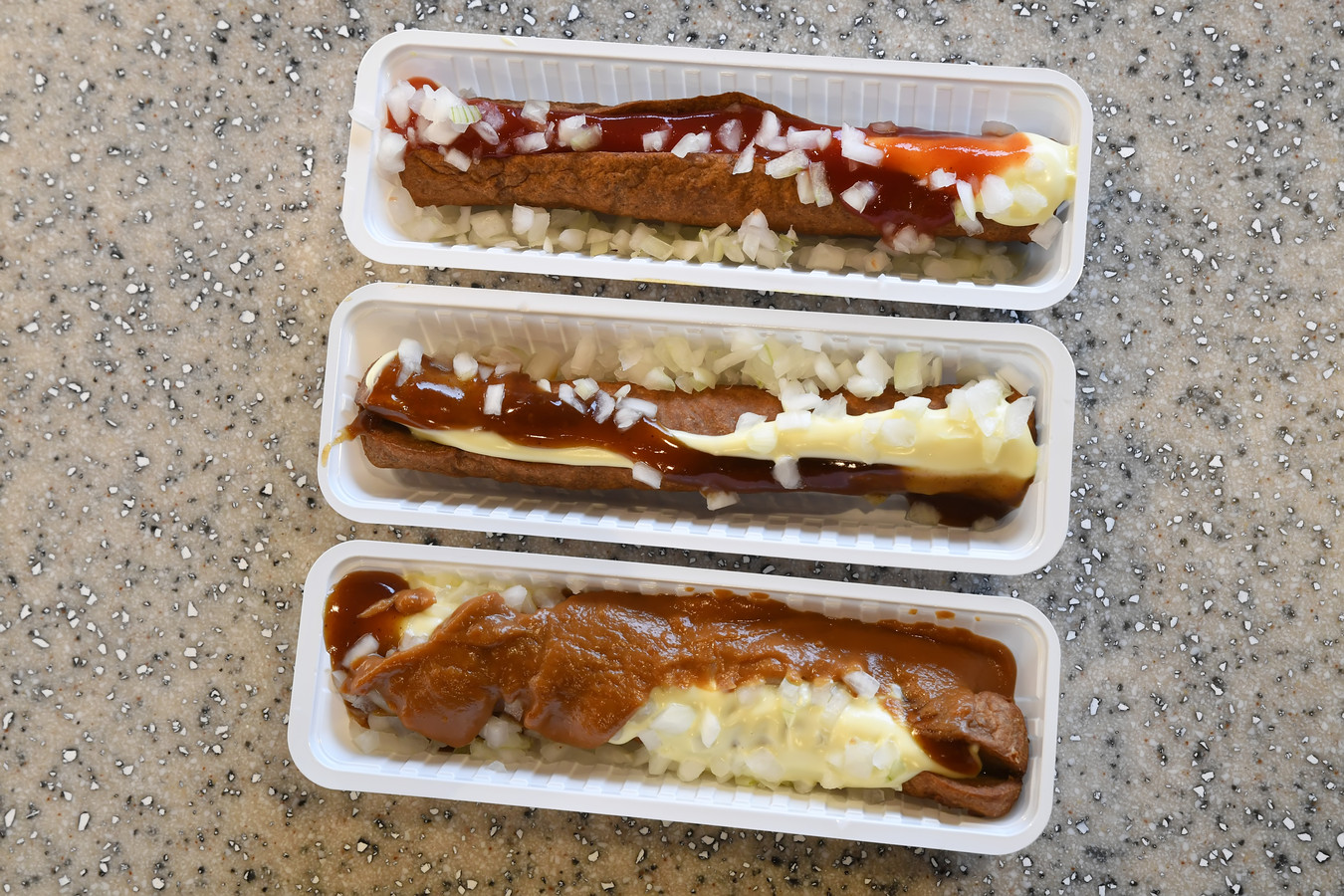 In Bergen op Zoom zit er op een frikandel speciaal óók pindasaus... Foto AD.nl