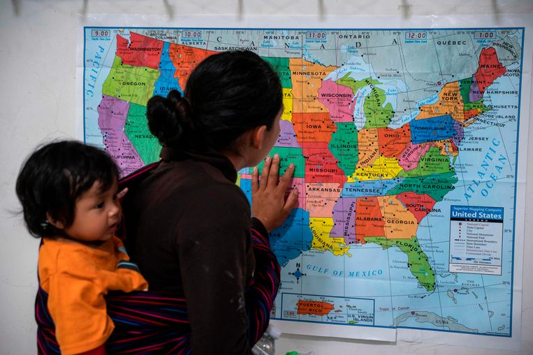 Een Guatemalteekse vrouw bekijkt een kaart van de VS is een opvangkamp in El Paso in Mexico. Beeld AFP