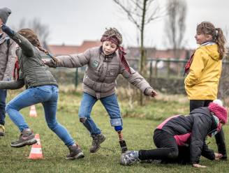 Golfer wil álle Belgische kinderen met amputatie een speciale prothese schenken: "Alsof je op sportschoen loopt in plaats van met been in gips"