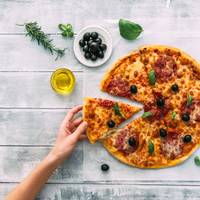 Deze zomerpizza maak je zónder oven
