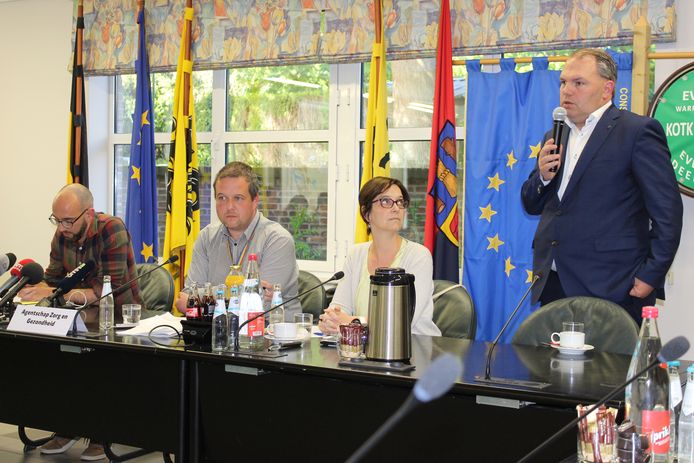 Burgemeester Joeri De Maertelaere gaf samen met de mensen van Zorg en Gezondheid een nationale persconferentie in het gemeentehuis van Evergem.