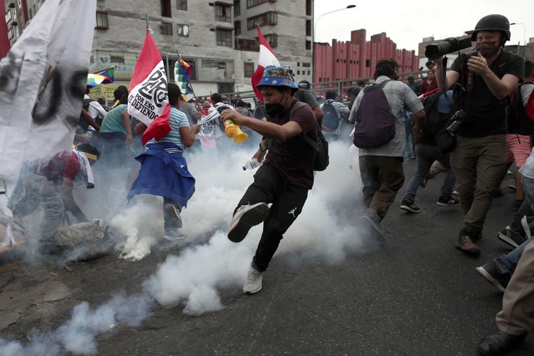 Er wordt traangas ingezet tegen demonstranten.
 Beeld Getty Images