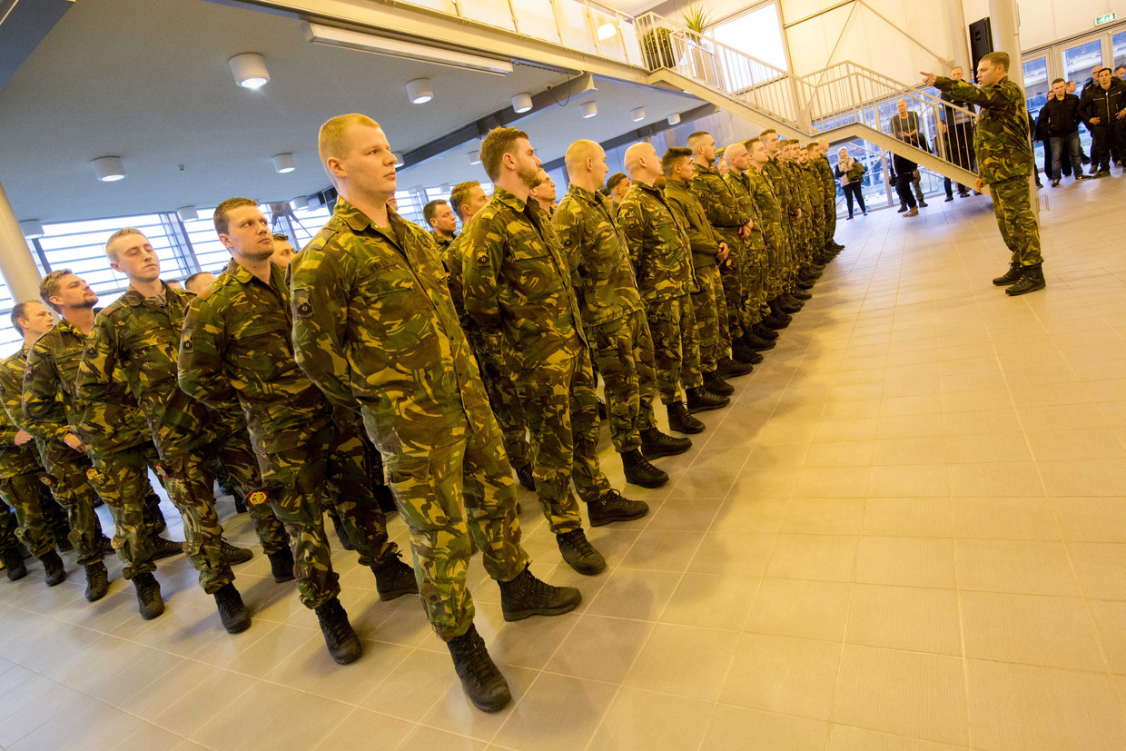 Nederlandse militairen op vliegbasis Eindhoven voor vertrek naar Litouwen. Beeld ANP