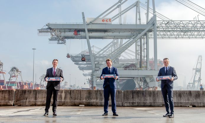 VDL-topman Willem van der Leegte in de Rotterdamse haven, geflankeerd door Leo Ruijs (links) en Wilgert Willems van ECT.