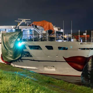 River cruise ship hits Amsterdam Bridge and cannot continue