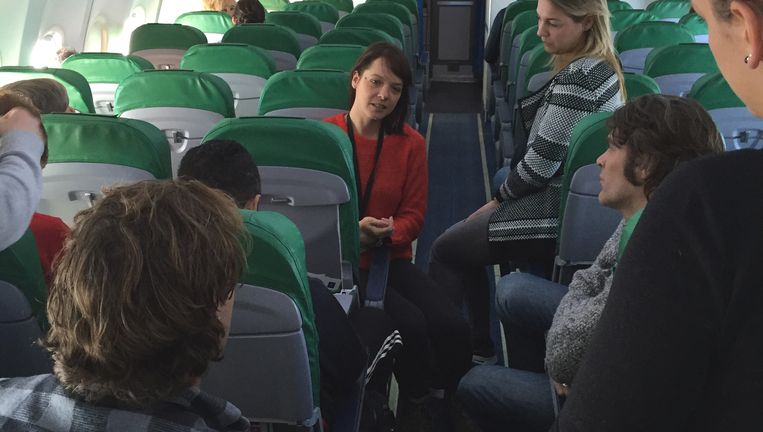 Laura Jansen (rode trui) brieft Linda-lezeressen over Lesbos. Beeld  