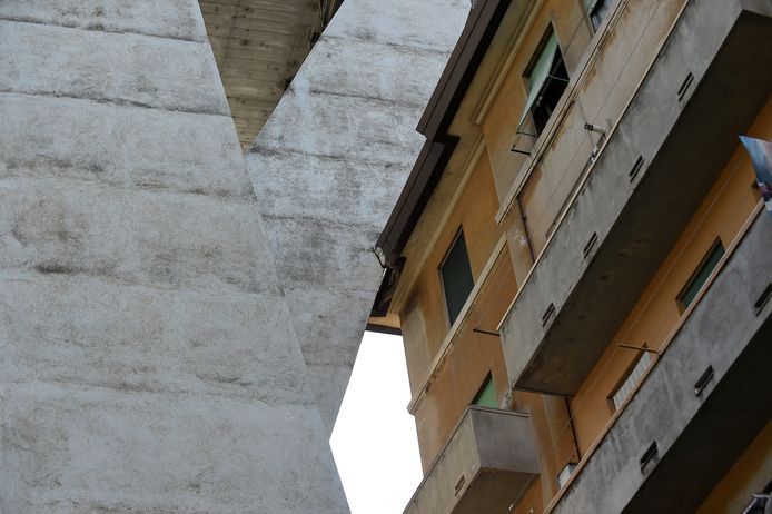Een steunpilaar die rond een appartementsblok werd gebouwd, is mogelijk één van de oorzaken van het drama. Door waterinsijpeling zouden er barsten in het beton ontstaan zijn, waardoor de pilaar verzwakte.