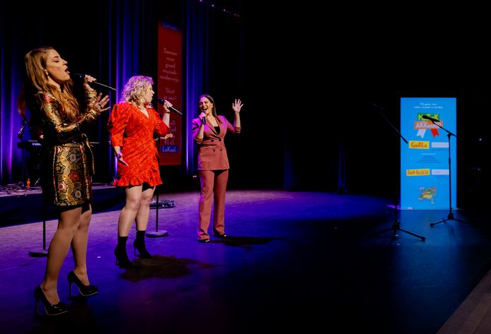 Koningin Maxima  in Roermond voor de viering van nieuwe en bestaande afspraken voor structureel muziekonderwijs op basisscholen in Limburg en Brabant  bijgewoond. Naar aanleiding van de campagne ‘50dagenmuziek’ van Meer Muziek in de Klas presenteerden de provincies nieuwe initiatieven en muziekakkoorden om meer muziekonderwijs in het lesprogramma van de basisschool op te nemen.