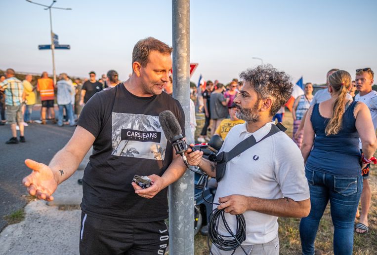 TER APEL 25-08-2022. Programmamaker en journalist Danny Ghosen spreekt tijdens zijn bezoek aan Ter Apel met inwoners uit het dorp. Uit protest hebben honderden mensen een mars gelopen vanaf het Molenplein naar het aanmeldcentrum voor asielzoekers. De wandelaars deden dat naar eigen zeggen, zo is te lezen in de aankondiging van de demonstratie, vanwege overlast die er in het dorp is door asielzoekers. Inwoners van het dorp waren massaal aanwezig, net als mensen uit de rest van Groningen, Friesland, Drenthe en Overijssel. © ANP/Hollandse-Hoogte/ Owen O’Brien. Beeld ANP / Owen O'Brien