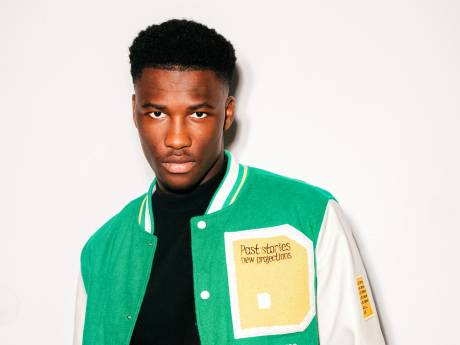 Het verhaal van Claude (19), gevlucht uit Congo en nu op 1 in de Top 40: ‘Bizar toch!’
