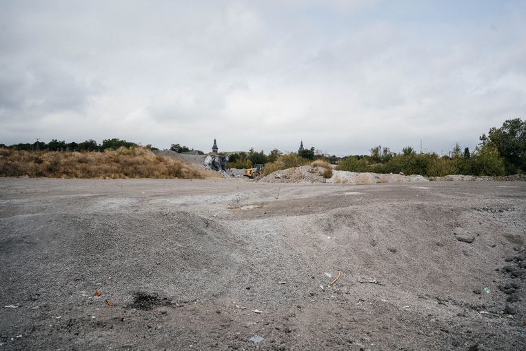 Charleroi deemsterde samen met de steenkool­industrie weg. Op deze locatie moet een nieuw stadion de heropleving ondersteunen.
 Beeld Wouter Van Vooren
