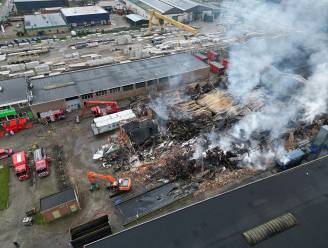 Papierbedrijf verwoest door uitslaande brand op terrein De Feestfabriek Hengelo: ‘Enorme klap’