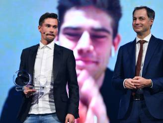 Zieke Wout van Aert krijgt zijn tweede Kristallen Fiets per videoverbinding overhandigd door Primoz Roglic