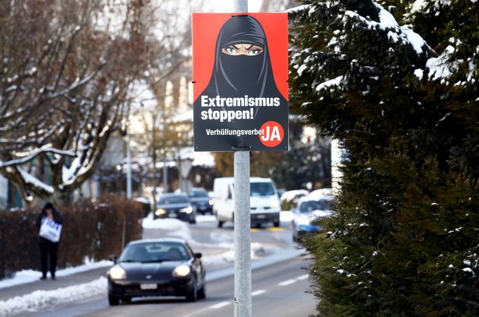 Affiches van de extreem-rechtse Zwitserse Volkspartij (SVP) roepen op om voor het verbod te stemmen.