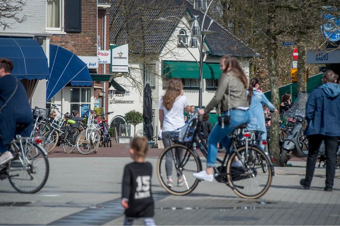 Op de Markt (foto) en in de Kromme Elleboog mogen vanaf 1 juni geen fietsen meer geparkeerd worden.