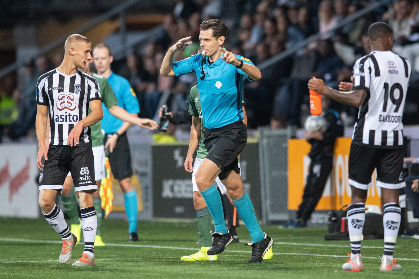 Jochem Kamphuis komt het veld weer ingelopen na het zien van de videobeelden.