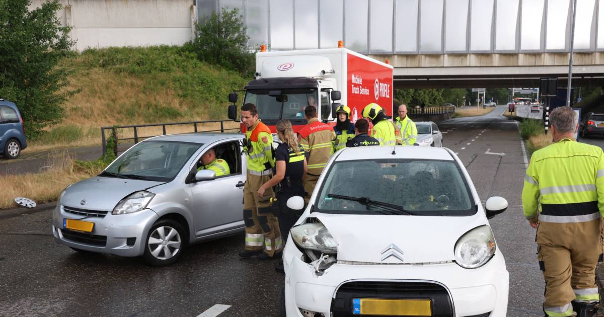 Zes voertuigen betrokken bij aanrijding op kruising in Rosmalen.