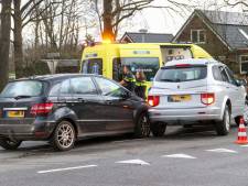 Auto's botsen hard op elkaar in Epe; bestuurder naar ziekenhuis
