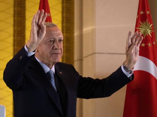 Herkozen Turkse president Erdogan roept op tot “eenheid en solidariteit”, maar haalt ook uit naar Kiliçdaroglu: “De terroristen hebben verloren”