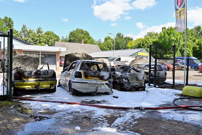 vier uitgebrande auto's voor een garagebedrijf in Zundert.