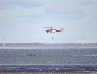 Kustwachthelikopter haalt personen uit bootje in Oosterschelde