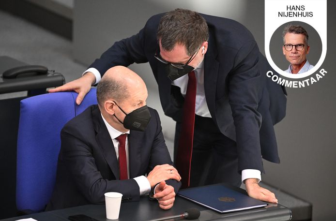 De Duitse bondskanselier Olaf Scholz (L) spreekt met Wolfgang Schmidt, hoofd van de Duitse Kanselarij tijdens een speciaal ingelaste vergadering van de Bondsdag over het Oekraïneconflict.