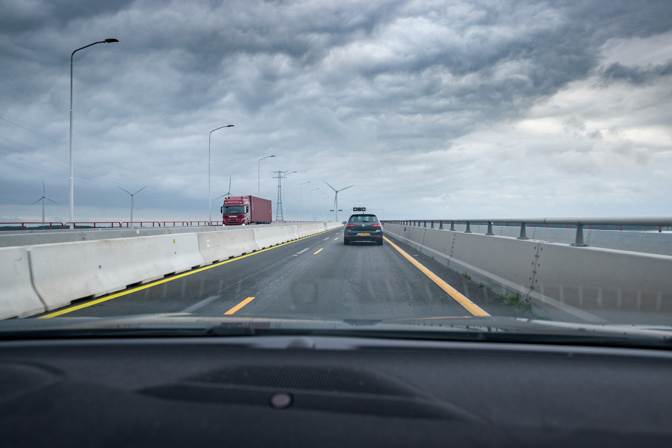 Eerste ochtendspits met versmalling op Haringvlietbrug ...