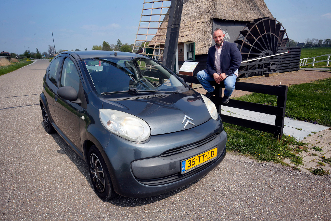 Mustafa met zijn Citroën C1 in Schelluinen.