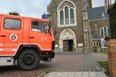 Bezoekers uitkijktoren Sint-Niklaaskerk in Mesen ontsnappen aan drama wanneer dikke draagbalk het begeeft
