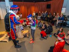 Oekraïense kinderen in Oldenzaal genieten van typisch Nederlands sinterklaasfeestje 