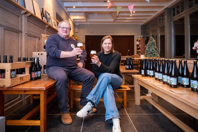 Walter Verbruggen en zijn schoondochter Annelies Roosen klinken op Karrelees.