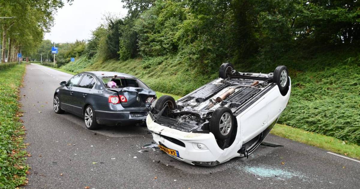 Vier gewonden bij ernstige botsing, auto vliegt over de kop.
