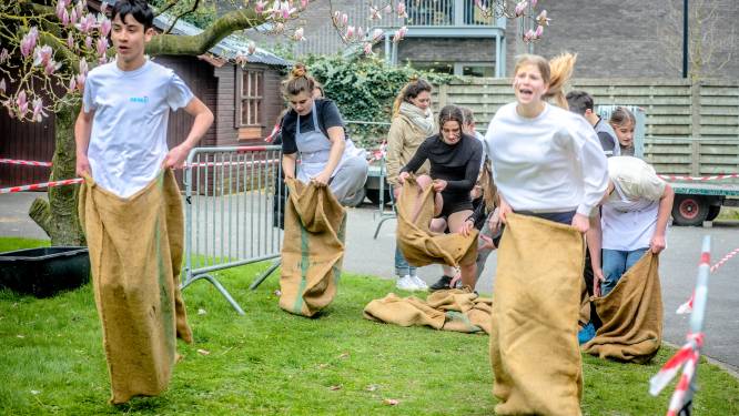 IN BEELD. Leerlingen en leerkrachten klauteren examenstress van zich af op dit parcours 