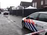 Politie bij de woning (rechtsboven) in de Keizersdwarssteeg in Winterswijk, na de schietpartij waarbij een agent gewond raakte.