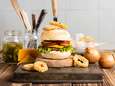 Wat Eten We Vandaag: Cheeseburger met uienringen en burgersaus