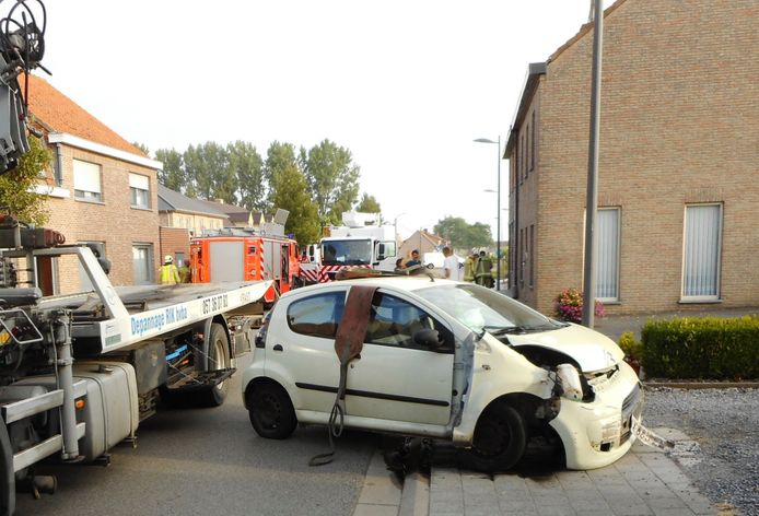 Niet alleen de aangereden woning maar ook de Citroën C1 met Franse nummerplaat liep nogal wat schade op bij de aanrijding langs de Ieperstraat in Wijtschate.