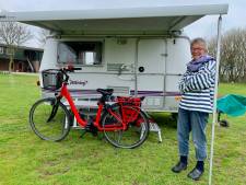 Tineke (80) is de enige op de camping en gebruikt regenachtige dag om haar dagboek bij te werken 