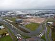 De locatie voor de bouw van twee hotels op bedrijventerrein Honderdland in Maasdijk vanuit de lucht.