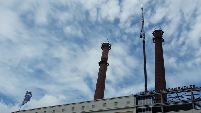 De twee schoorstenen bij de voormalige energiecentrale van Philips (nu Innovation Powerhouse) op Strijp-T in Eindhoven worden gerestaureerd.