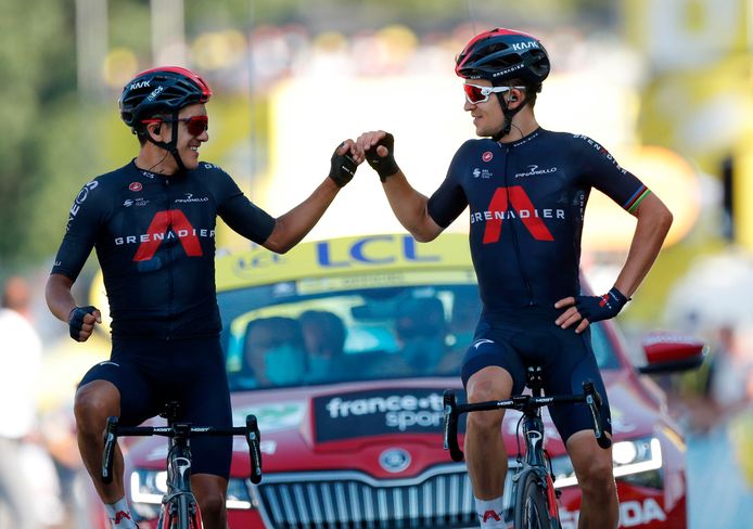Richard Carapaz (links) en Michal Kwiatkowski vieren de overwinning alvast.