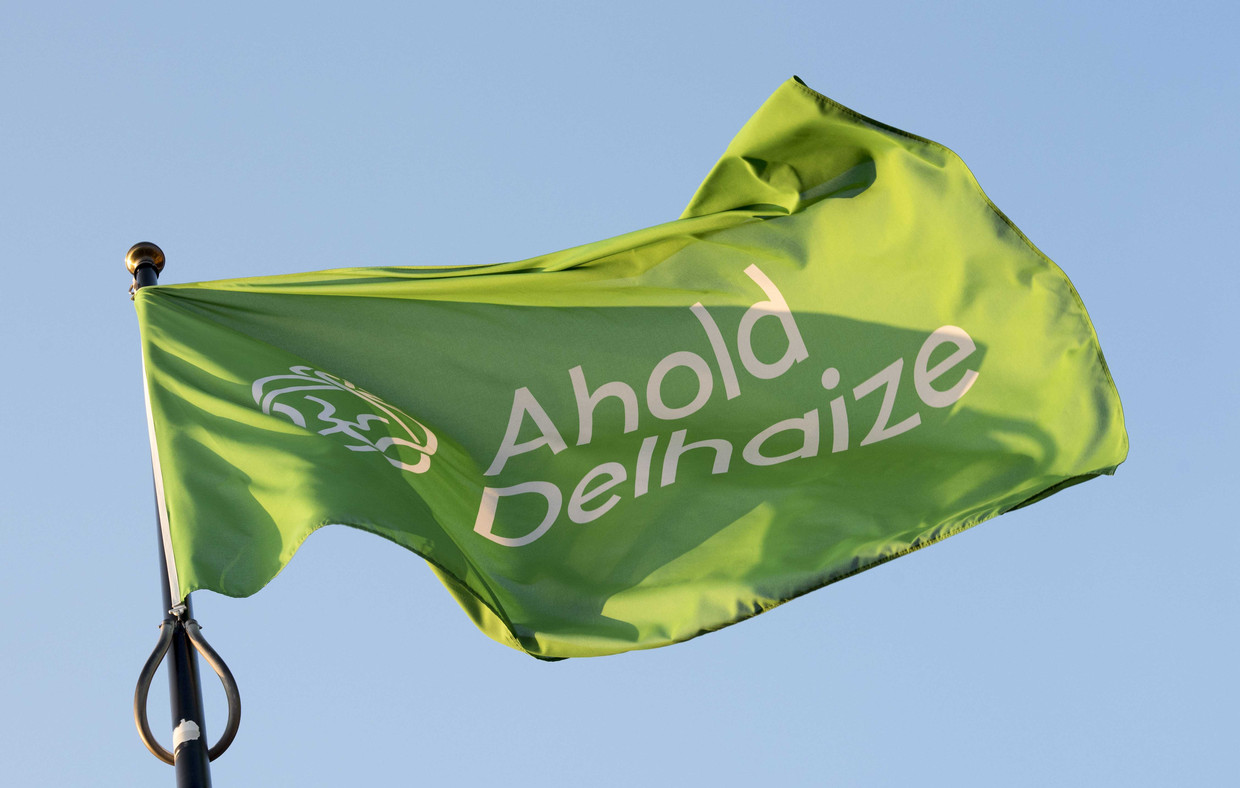 Een vlag met het logo van Ahold Delhaize, het vennootschap die divers winkelketens exploiteert. Beeld ANP XTRA