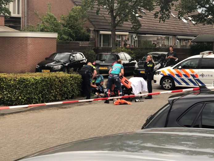 Hulpdiensten ontfermen zich over de neergeschoten man bij het winkelcentrum aan de Oostburgwal in Arnhem.