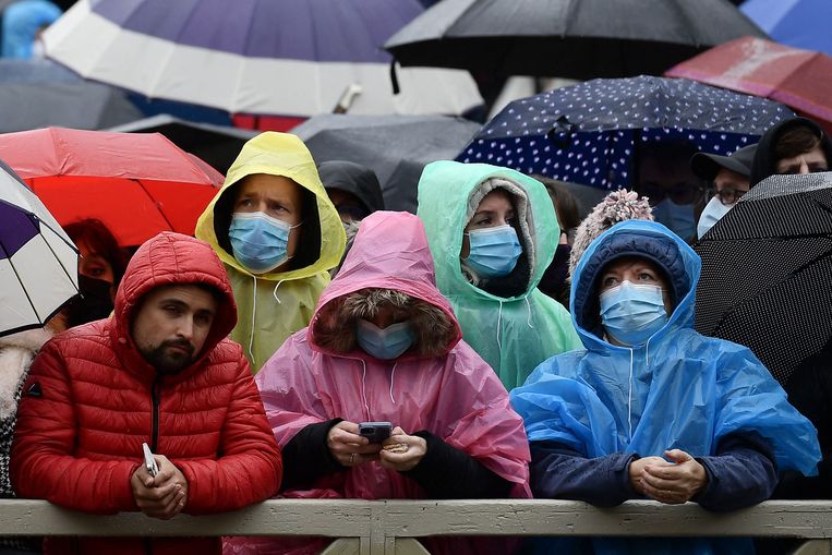 Enkele toehoorders van de paus in de regen. Beeld AFP