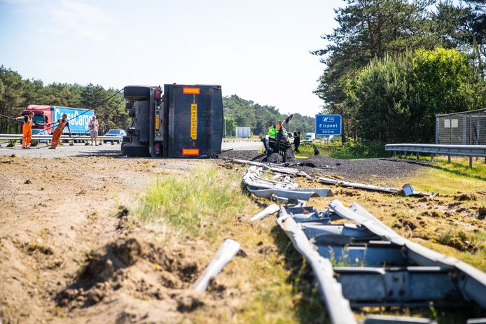 De gekantelde vrachtwagen sloopte ook een flink stuk van de vangrail langs de A28. ongeluk a28 hulshorst vrachtwagen asfalt