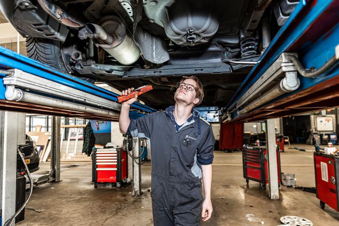 Ook een visuele inspectie van de uitlaat is onderdeel van de kleine beurt.